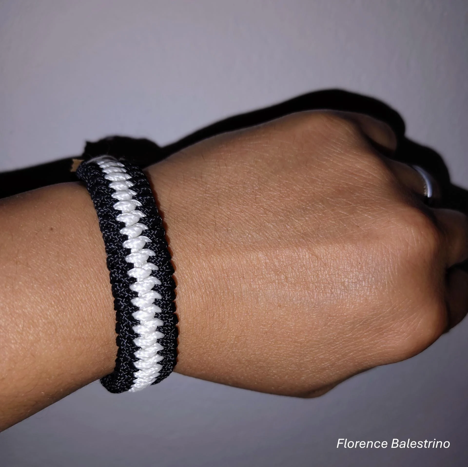Bracelet black and glow cordialement votre